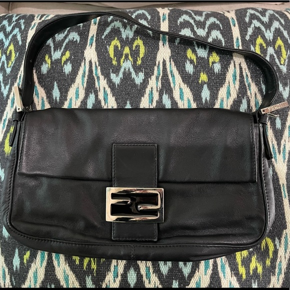 Fendi Handbags - Fendi baguette in black leather!